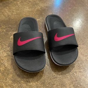 Black and pink nike slides